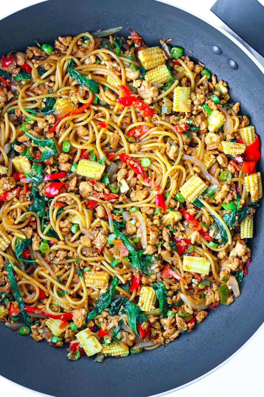 Thai Basil Chicken Spaghetti (Thai-Italian fusion pasta!)