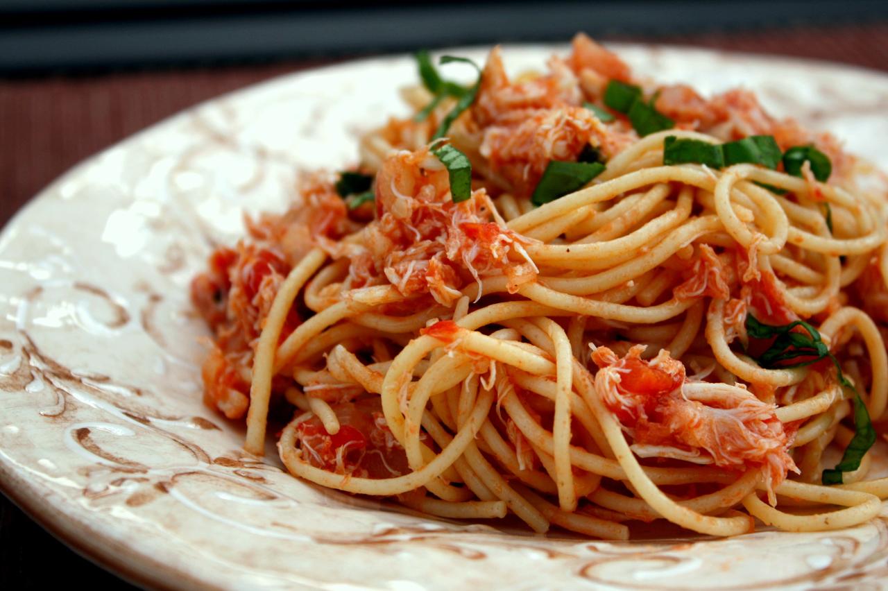 Pasta with Fresh Crabmeat, Tomato and Basil